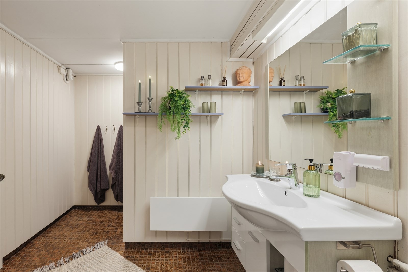 Lyst og pent baderom den ene sokkelleiligheten Galleribilde