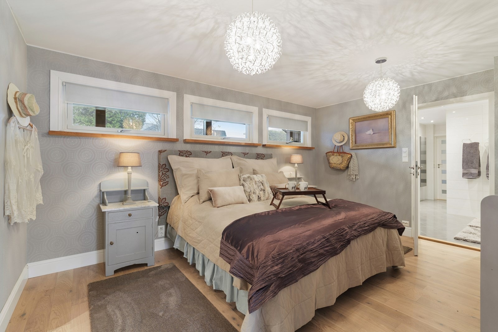 Rommet er romslig og har en rolig plassering i boligen, med tilknytning til hovedbadet. Galleribilde