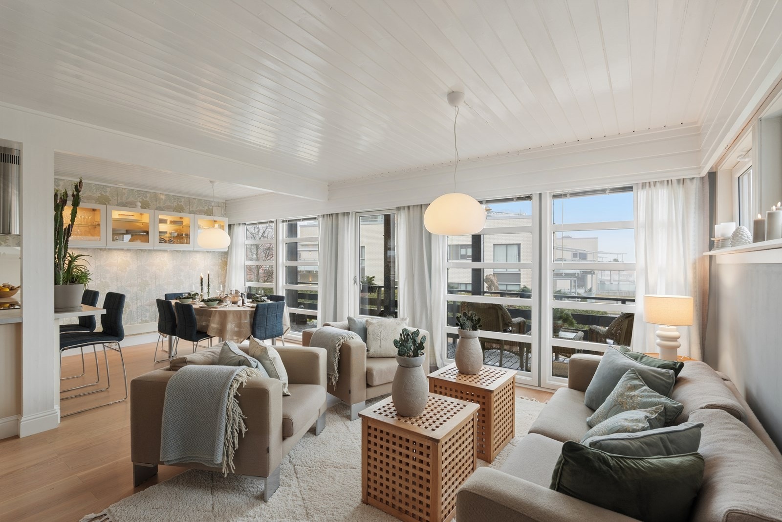 Store vindusflater gir rikelig med naturlig lys og en god forbindelse til balkong og uteområder Galleribilde