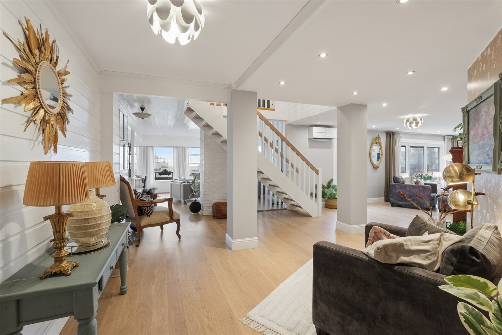 Hovedenheten er betydelig oppgradert, med en gjennomført materialbruk og helhetlig stil. Galleribilde