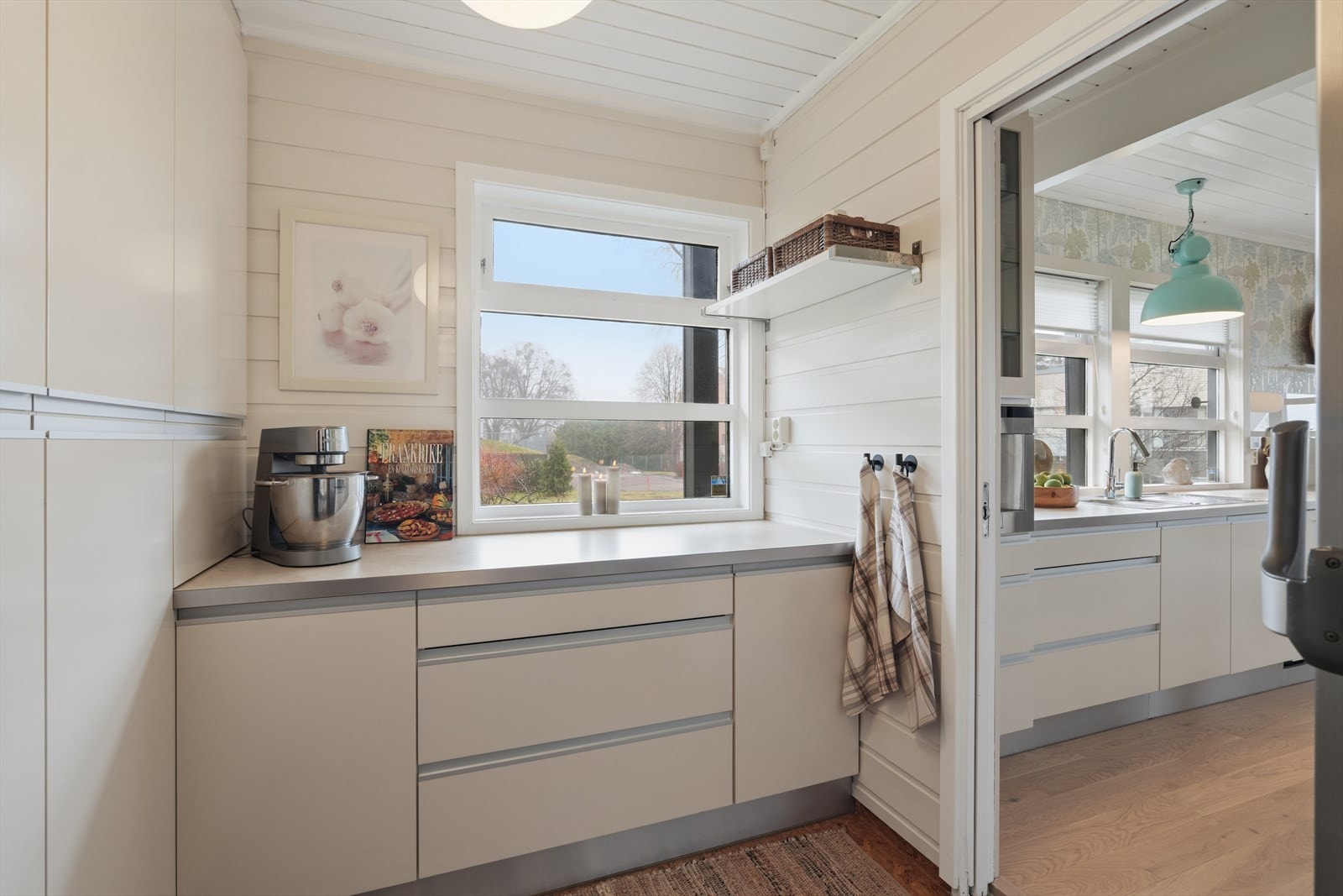 Grovkjøkkenet/Pantry er praktisk innredet med oppvaskkum, sluk og gode benkeflater. Galleribilde