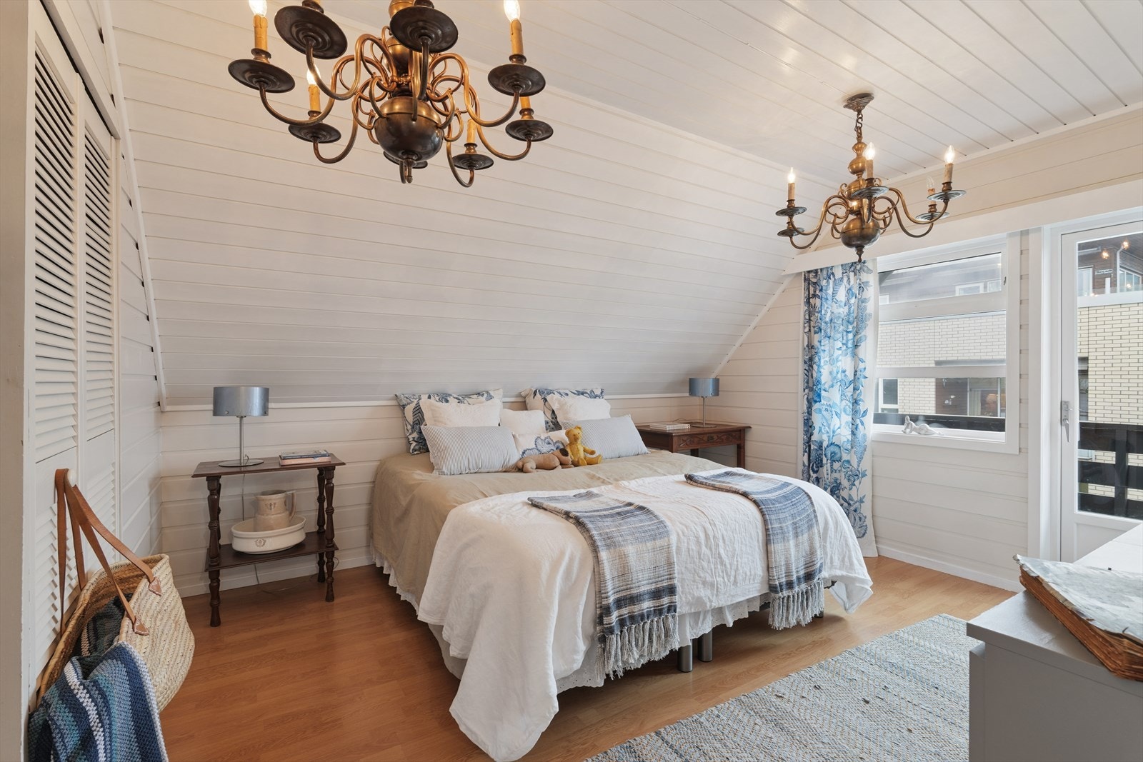 Et av soverommene i hovedleilighetens andre etasje har direkte utgang til en egen luftebalkong. Galleribilde