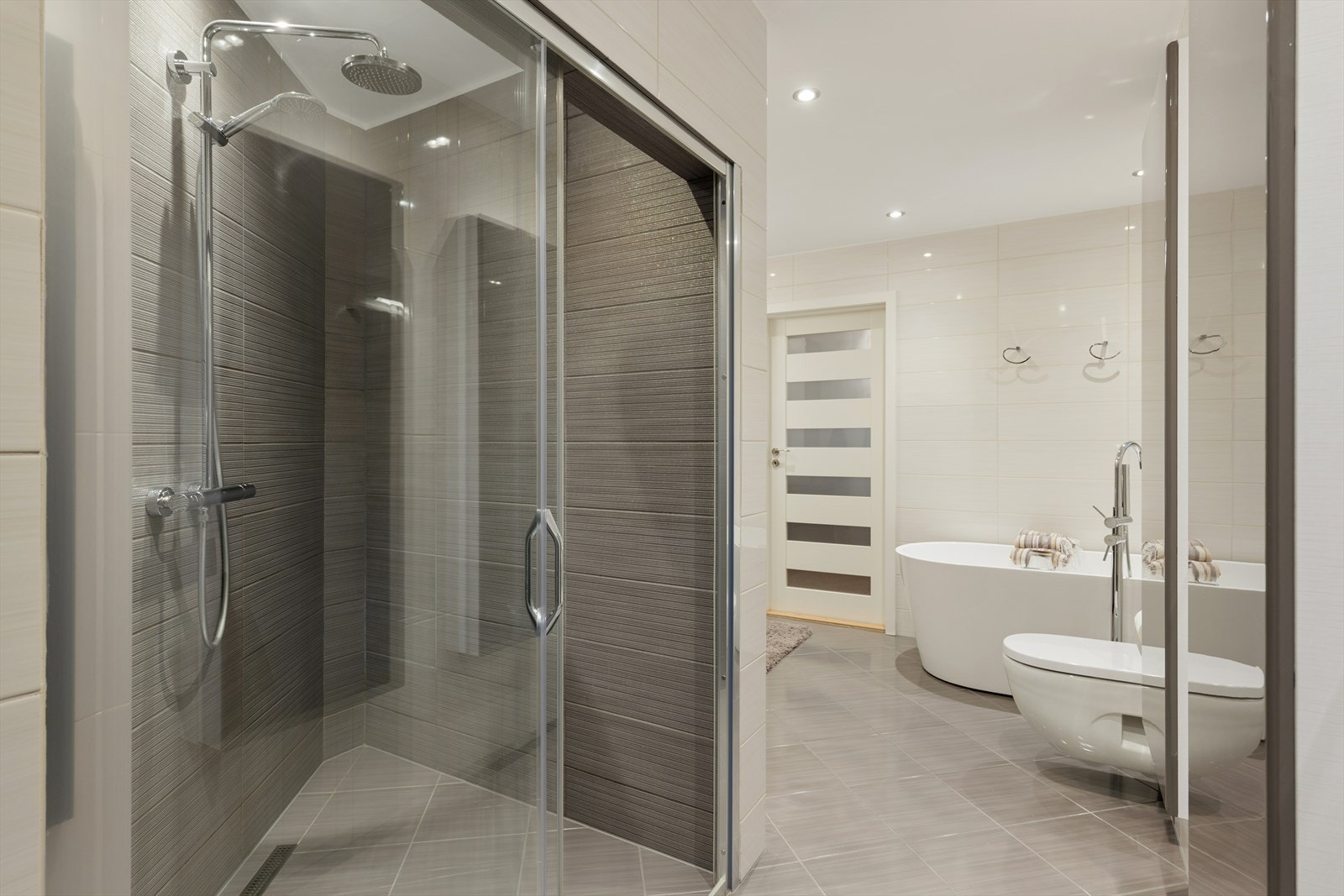 Rommet er på 11,7 m² og gir en følelse av velvære med moderne løsninger. Galleribilde