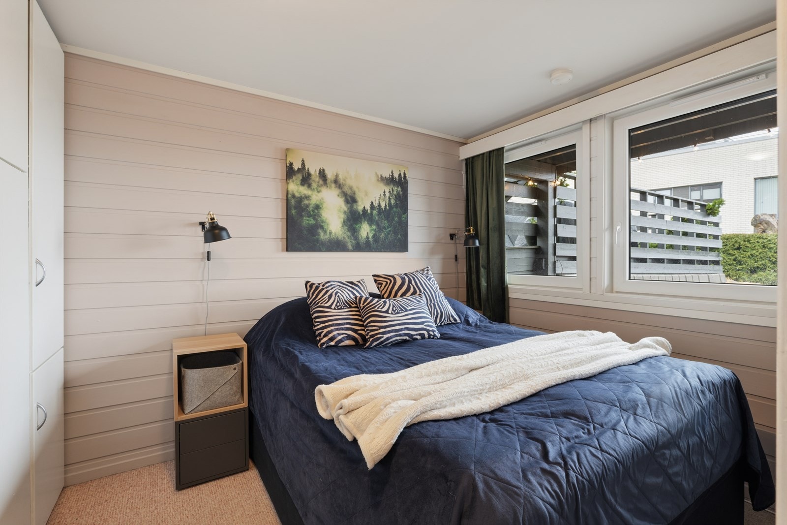 Et av soverommene i sokkelleiligheten Galleribilde