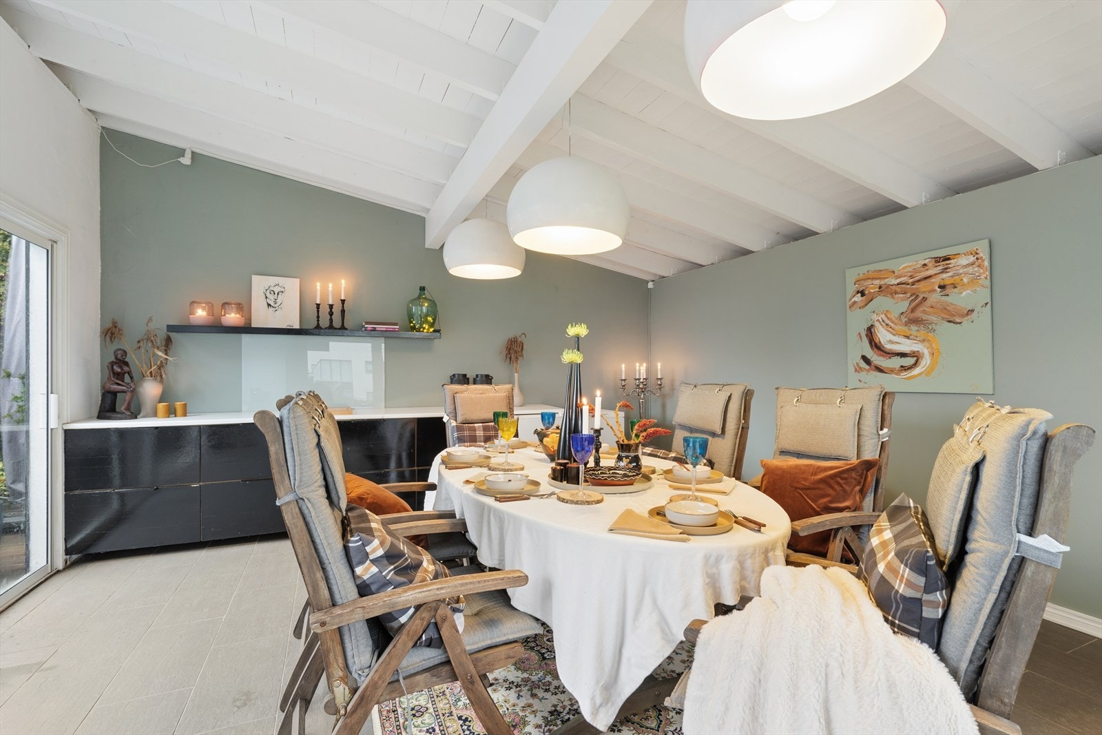 Hagestuen i delikate farger på 26m2 er det god plass til en romslig spisegruppe. Her er det innredet med 8 kolonialskuffer, benkeplate, kjøl og frys Galleribilde