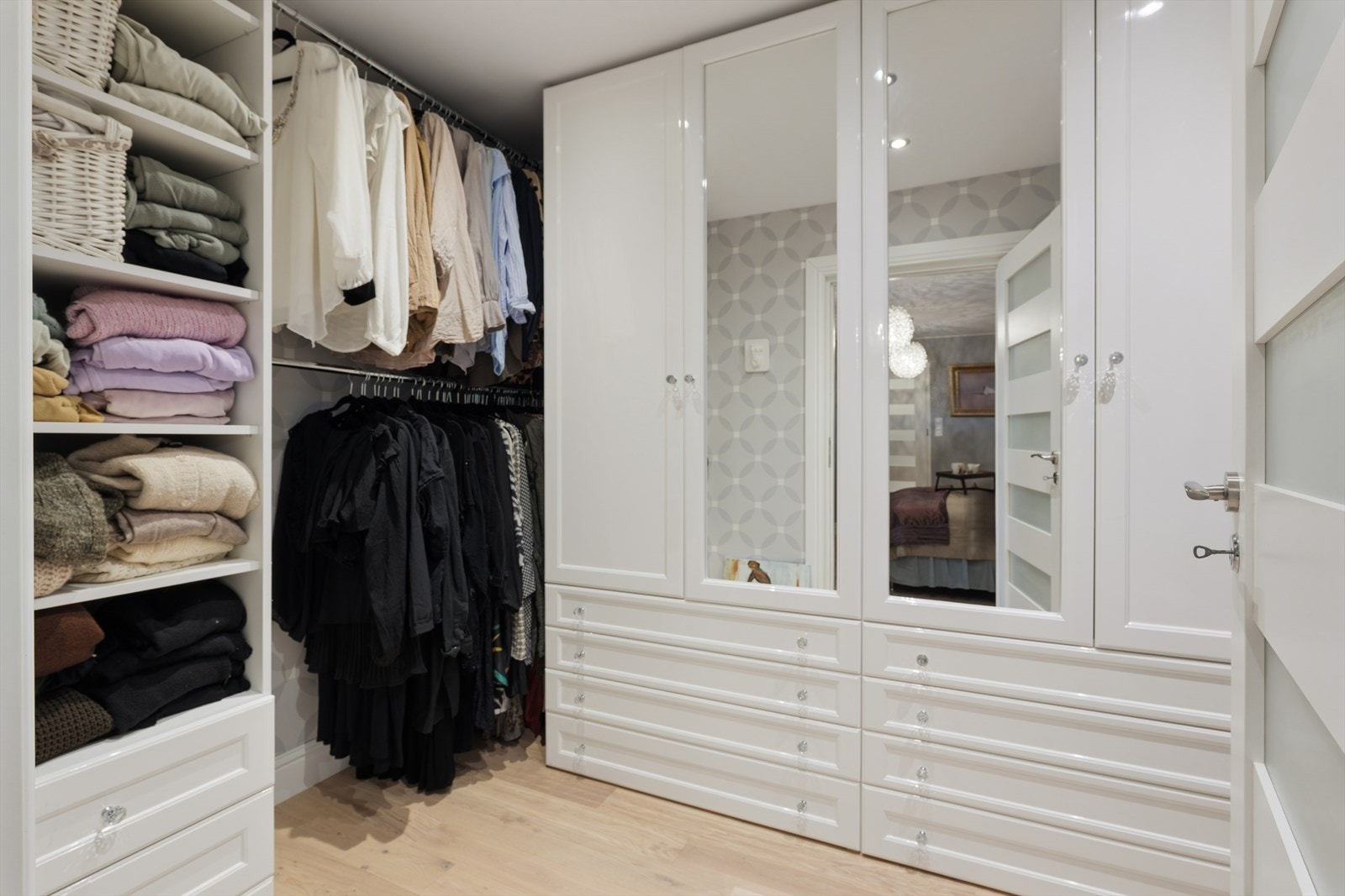 Garderoberommet er innredet med rikelig skap- og hylleplass, som gir utmerkede oppbevaringsmuligheter. Galleribilde