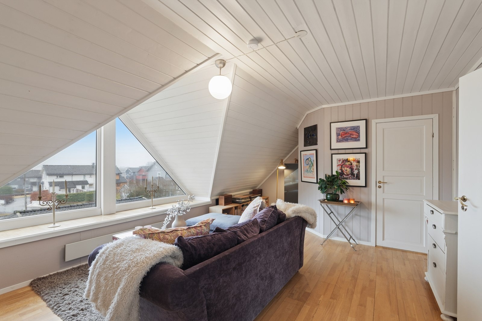 Store takvinduer i gjesteleilighet/ungdomsavdeling i andre etasje.
Her er det også fantastisk utsikt over Oslofjorden og Bastøya. Galleribilde