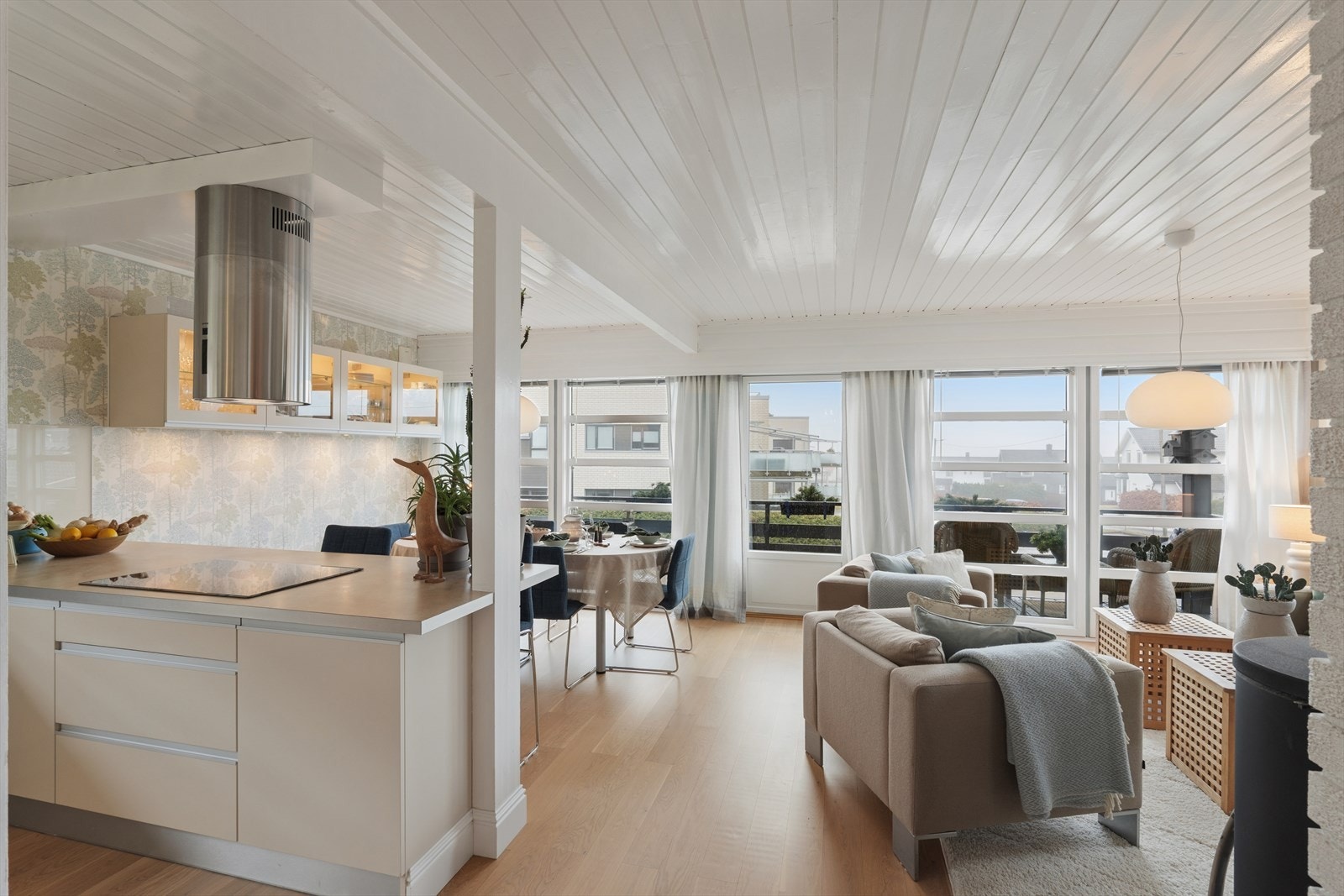 Den åpne stue- og kjøkkenløsningen på til sammen nesten 80 m² gir en fantastisk romfølelse og fleksibilitet og har i tillegg utsikt til Oslofjorden Galleribilde