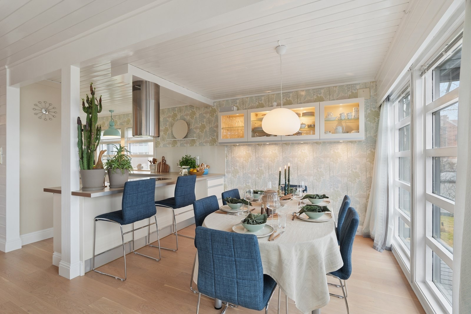 Spisestuen har plass til et langbord og er plassert i nærheten av både kjøkken og stue. Galleribilde