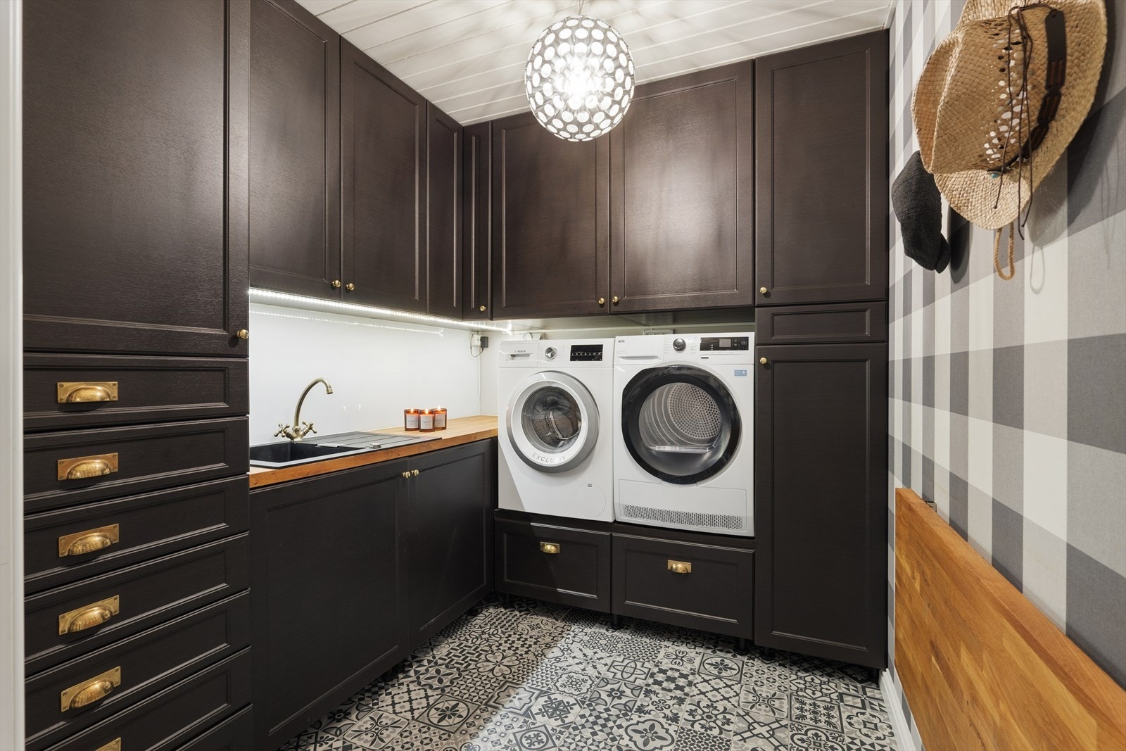 Vaskerommet fra 2017 med flislagt gulv, varmekabler og opplegg for vask og tørk. Sokkelskap medfører at man har riktig arbeidshøyde. Vaskerommet har også en foldbar eik benkeplate for bretting av klær f.eks. Galleribilde