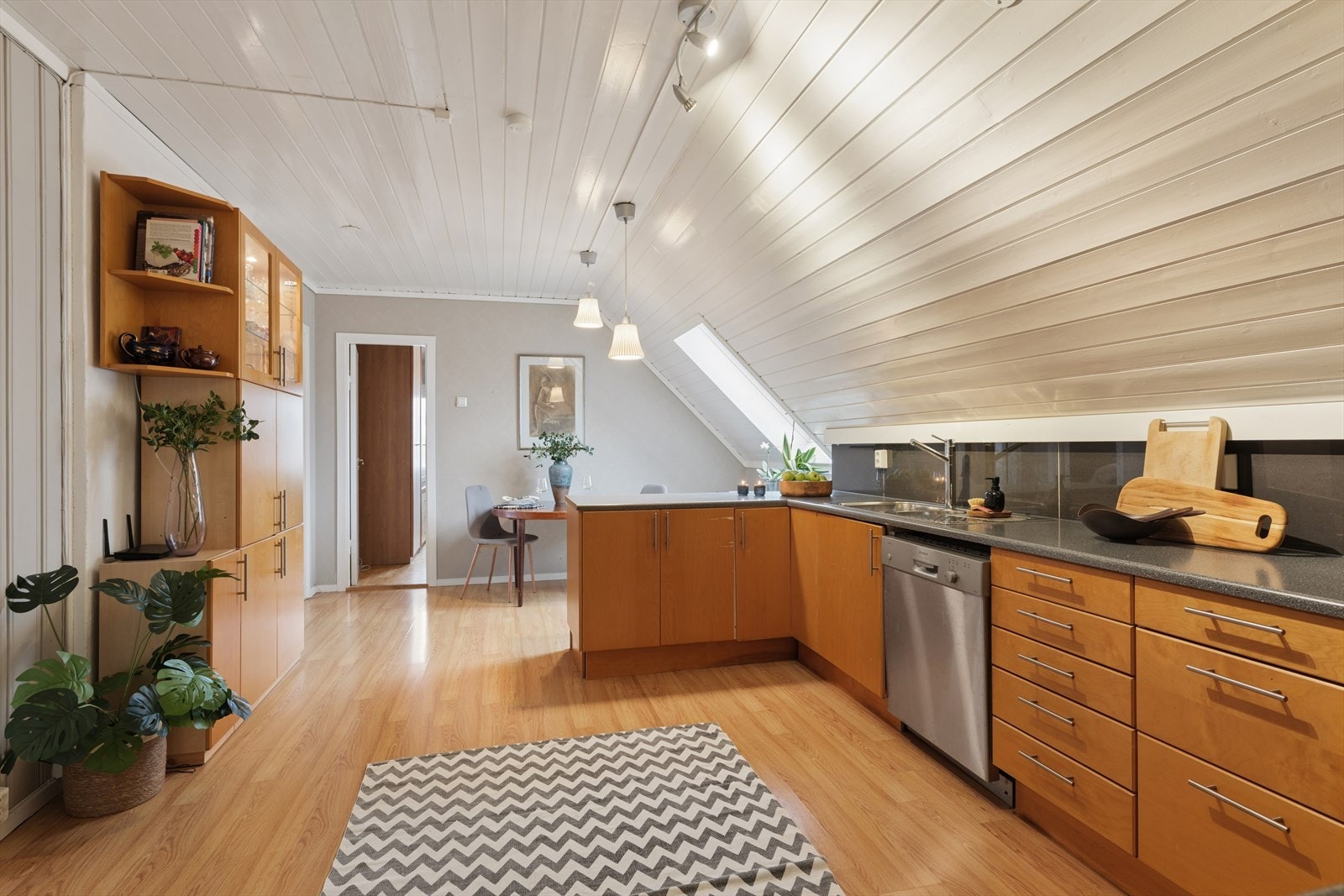 Det er også etablert et kjøkken i gjesteleiligheten/ungdomsavdelingen, noe som gir økt fleksibilitet. Galleribilde