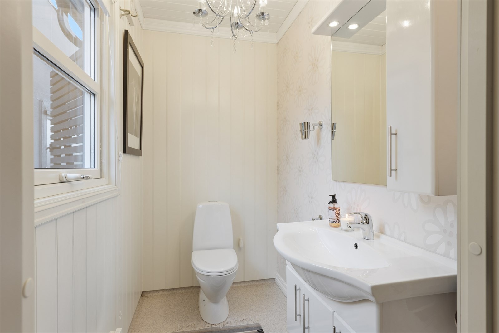 I første etasje finnes ogsa et praktisk gjestetoalett med tilknytning til uteplass/terrasse Galleribilde