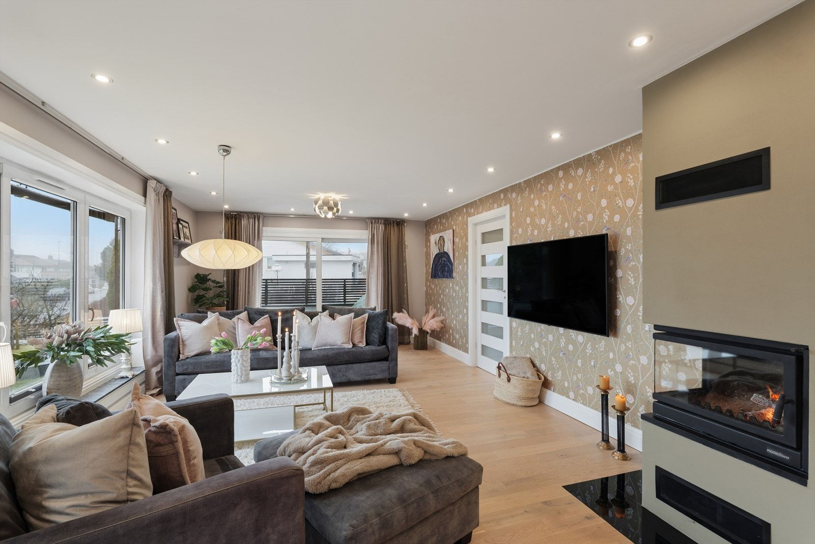 Koselig stue i hovedleilighet med ny peis fra 2025. Verandadør fører ut mot 16m2 sørvendt , skiferbelagt terrasse. Galleribilde