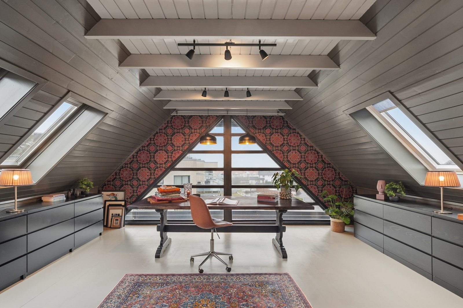 Malt tregulv og panel i taket, er dette et inspirerende rom for arbeid eller hobby. Galleribilde