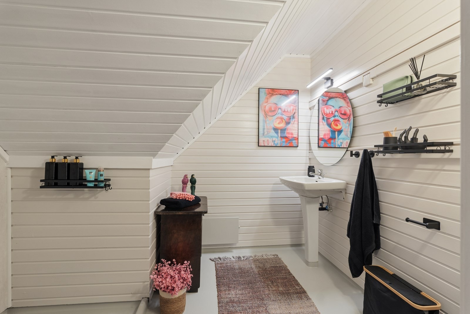 Det minste badet i hovedleilighetens andre etasje er praktisk innredet og utnytter plassen under skråtaket godt. Galleribilde