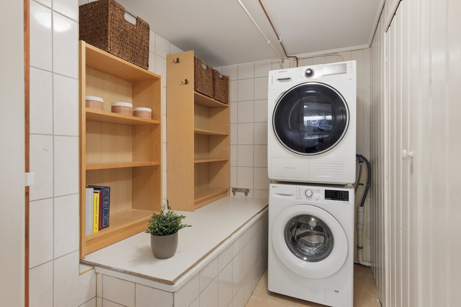 Vaskerom i sokkelleilighet 1 (mot syd) med opplegg for vaskemaskin og tilstøtende bod Galleribilde