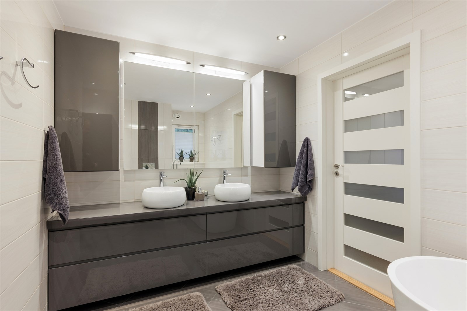 Hovedbadet i første etasje ble renovert i 2017 og har en elegant innredning med doble servanter, dobbelt speilskap og med inngang fra gang og hovedsoverom. Galleribilde