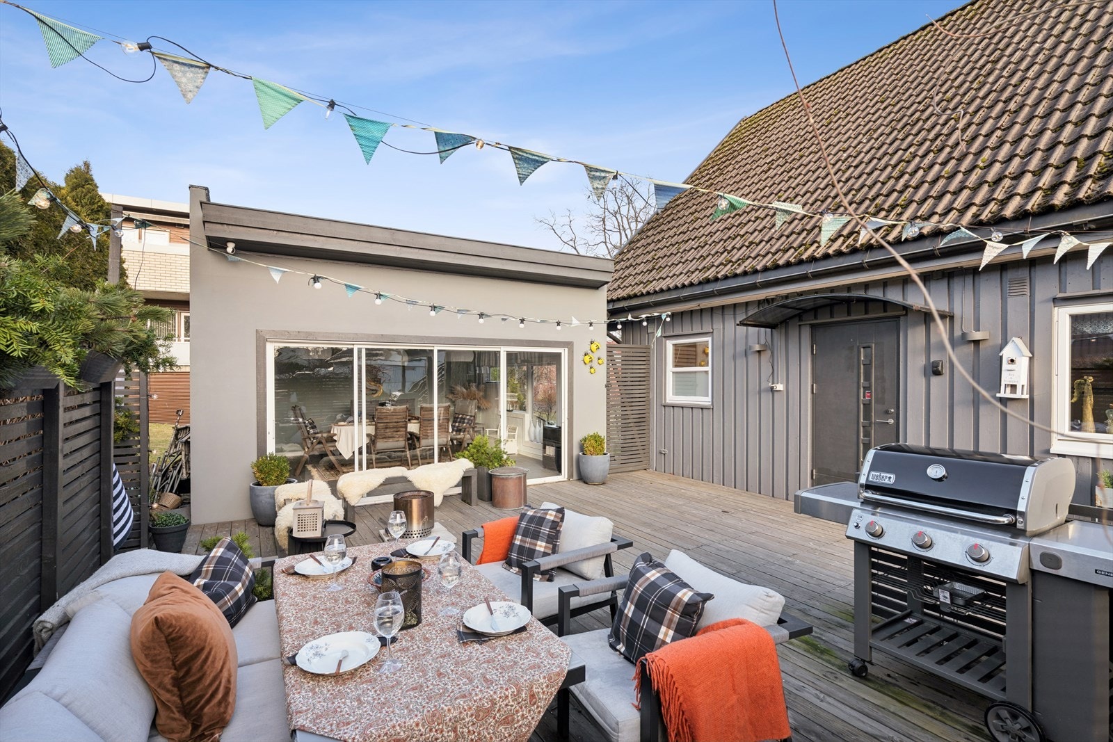 Mot vest er det en stor terrasse med hagestue på 24m2, grillområde og god plass til sittegruppe. Her kan man nyte solen til sent på kveld Galleribilde