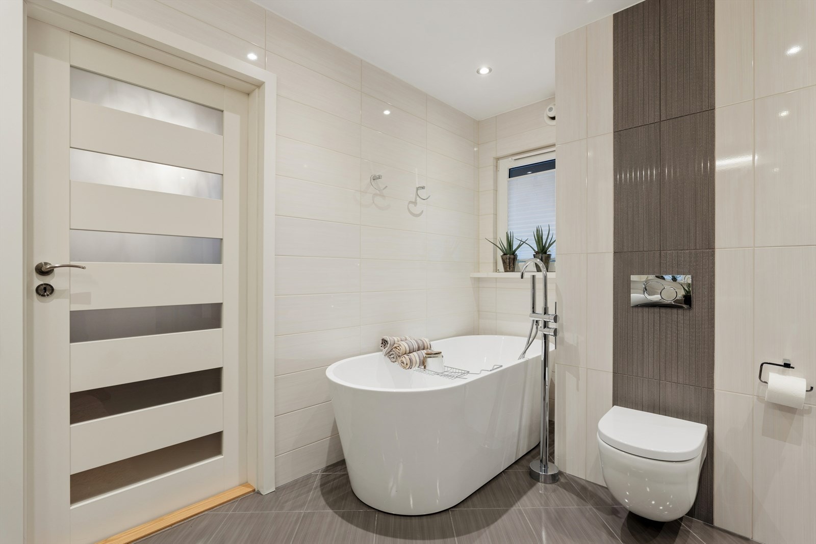 Badet er utstyrt med både frittstående badekar og et separat dusjhjørne. Galleribilde