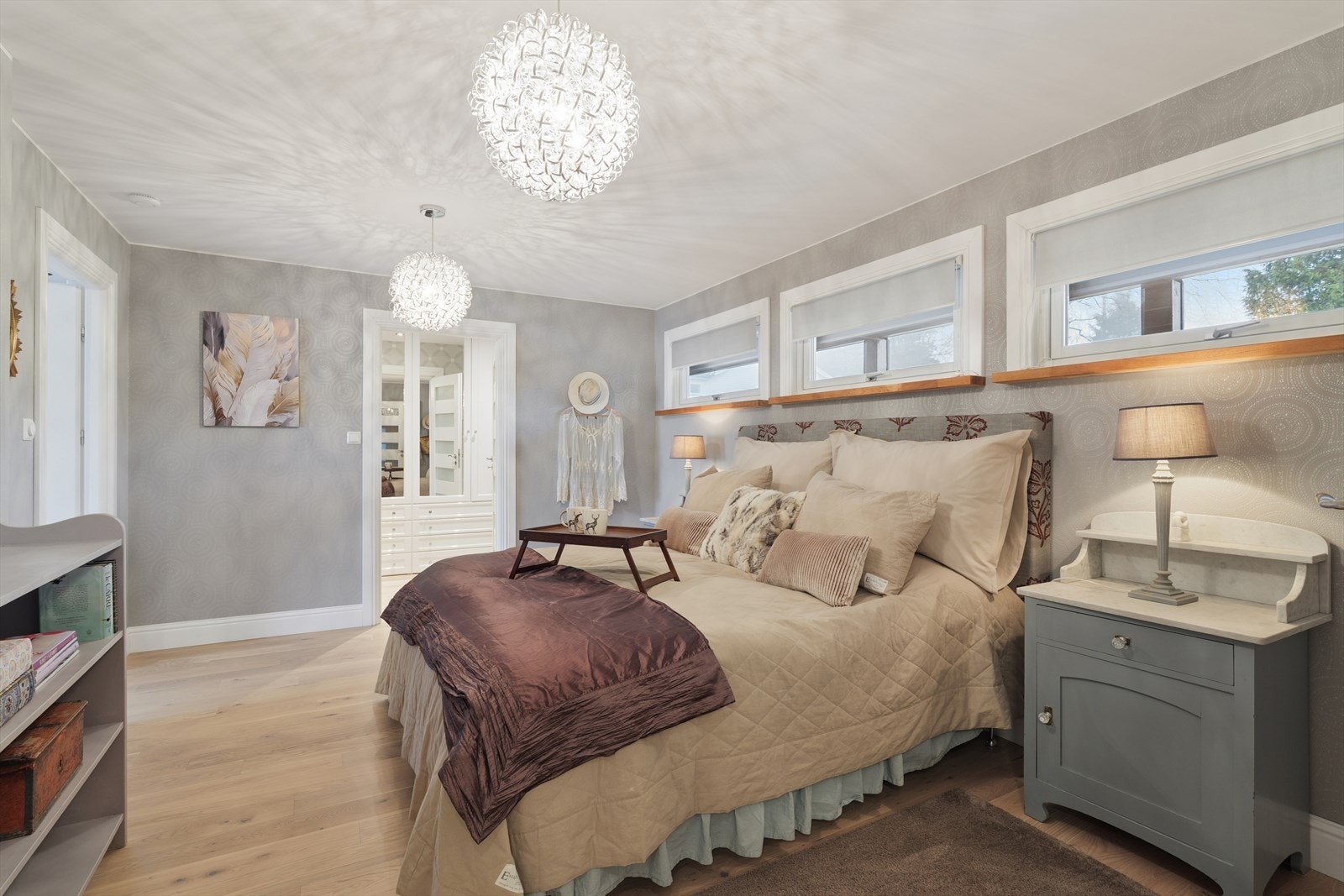 Hovedsoverommet i første etasje har 1-stavs parkett på gulvet og adkomst til eget garderoberom. Galleribilde