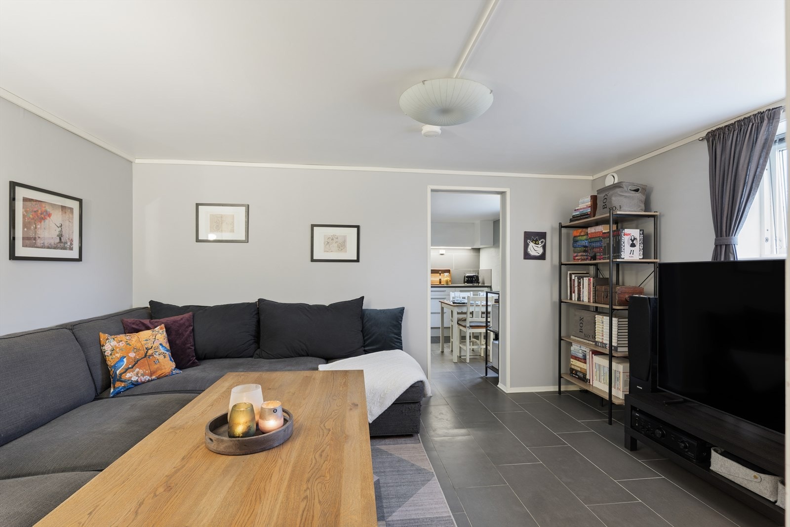 Koselig og romslig i sokkelleilighet 2 (mot nord) med fliser på gulv og varmekabler Galleribilde