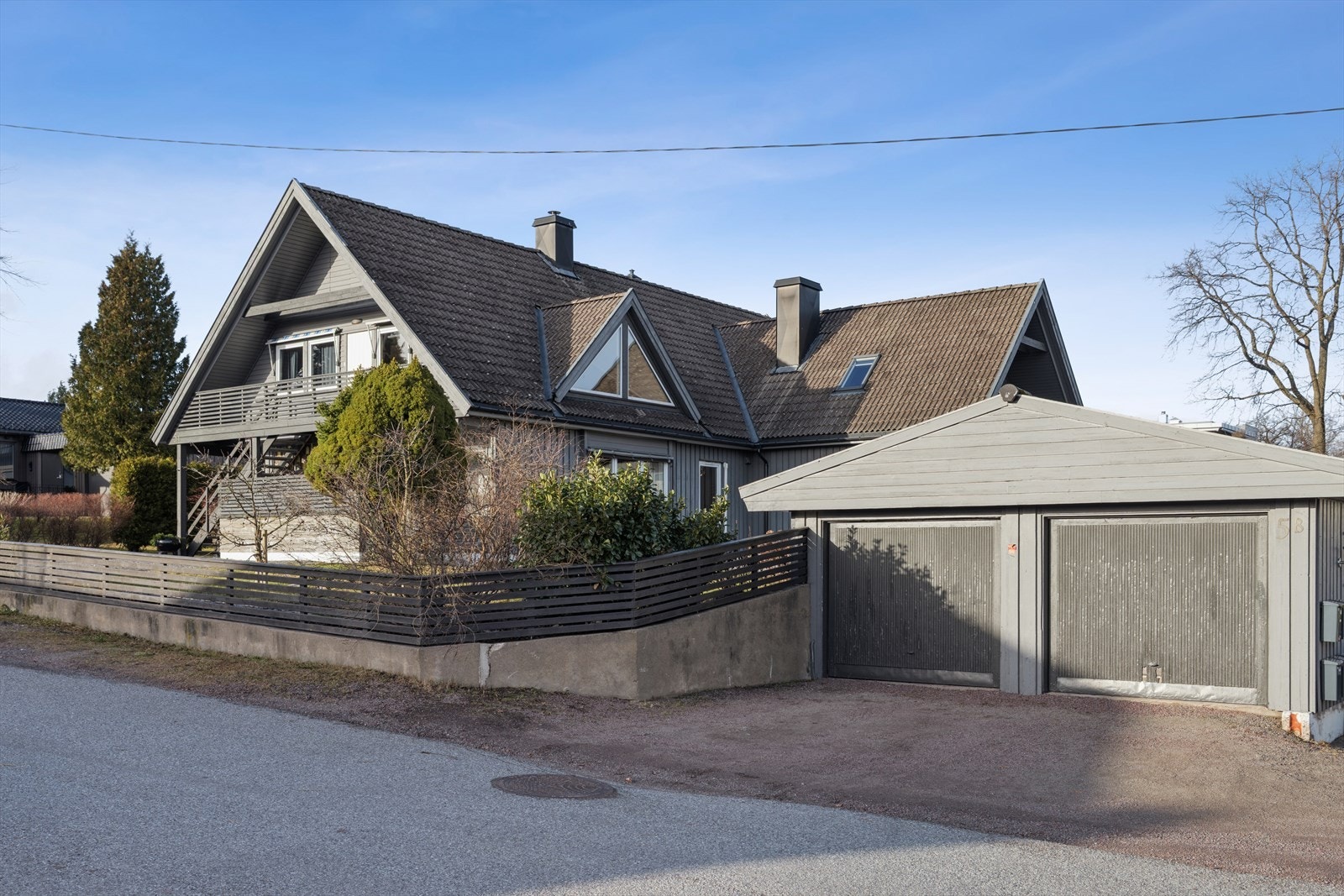 Eiendommen inkluderer en frittstående dobbelgarasje Galleribilde