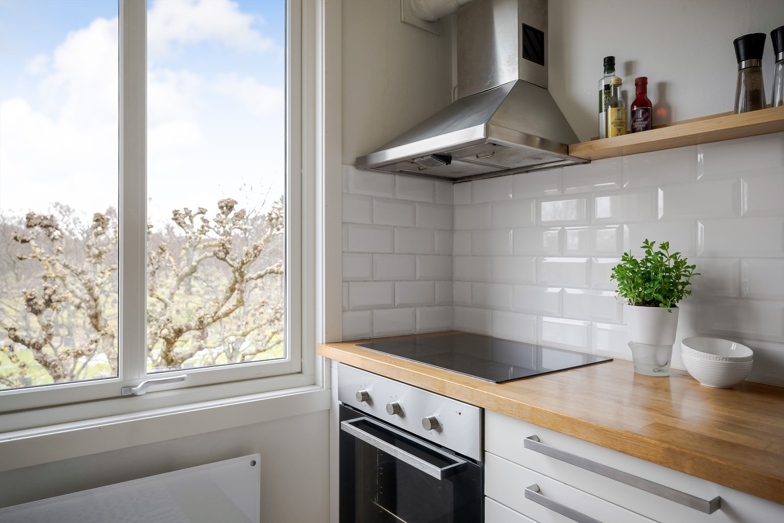 Kjøkkenet er utstyrt med hvitevarer som oppvaskmaskin, platetopp og stekeovn. Kjøleskapet er ikke integrert. Galleribilde