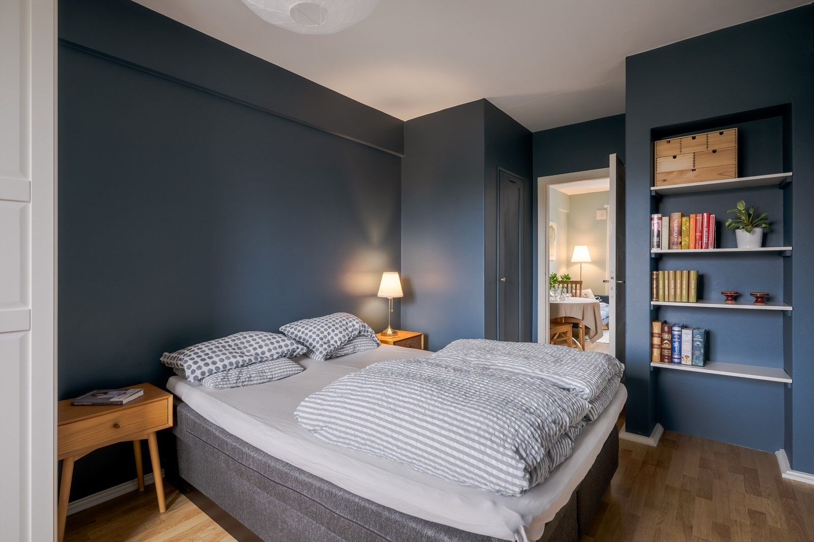 Soverommet holder en mørkere fargetone, sammenlignet med stuen som bidrar til en behagelig romfølelse. Galleribilde