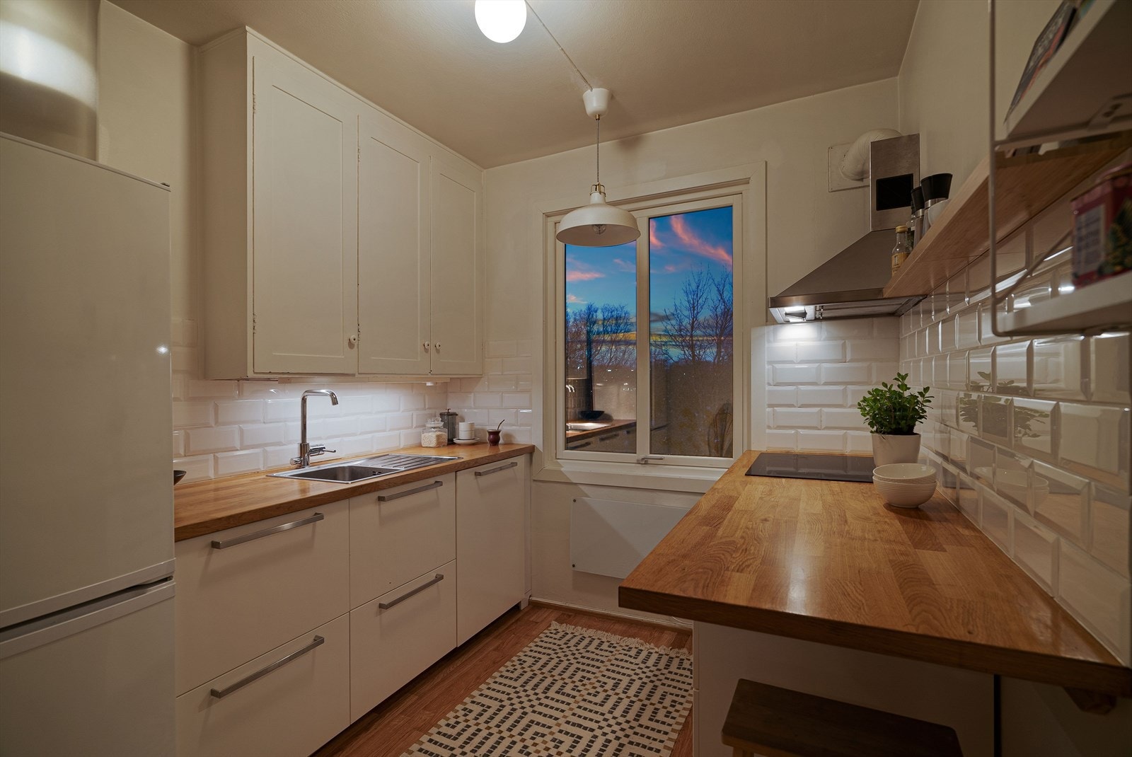 Kjøkkenet er separat og måler ca. 6,2 kvm. Innredning består av folierte skrog med slette fronter, benkeplate i heltre med nedfelt oppvaskkum og platetopp. Galleribilde