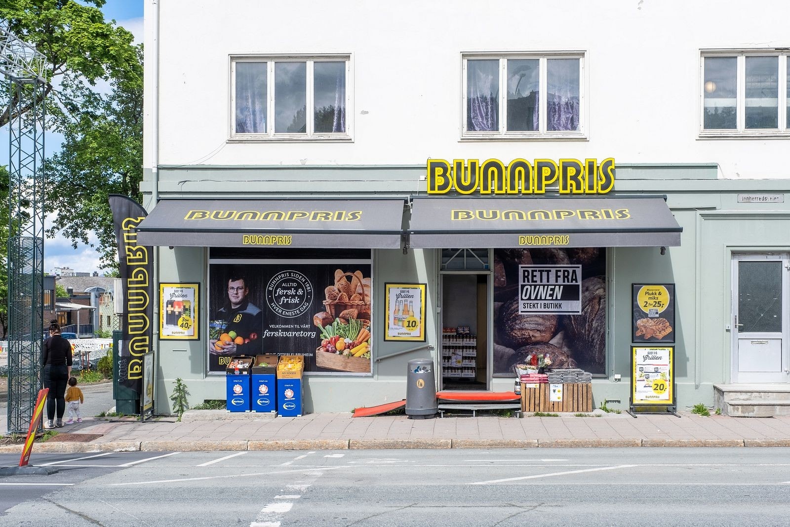 Nærmeste dagligvarebutikk Bunnpris Rosendal ligger like ved leiligheten, og holder i tillegg søndagsåpent. Nærområdet tilbyr også treningssenter, tannlege, frisør og mye mer. Galleribilde