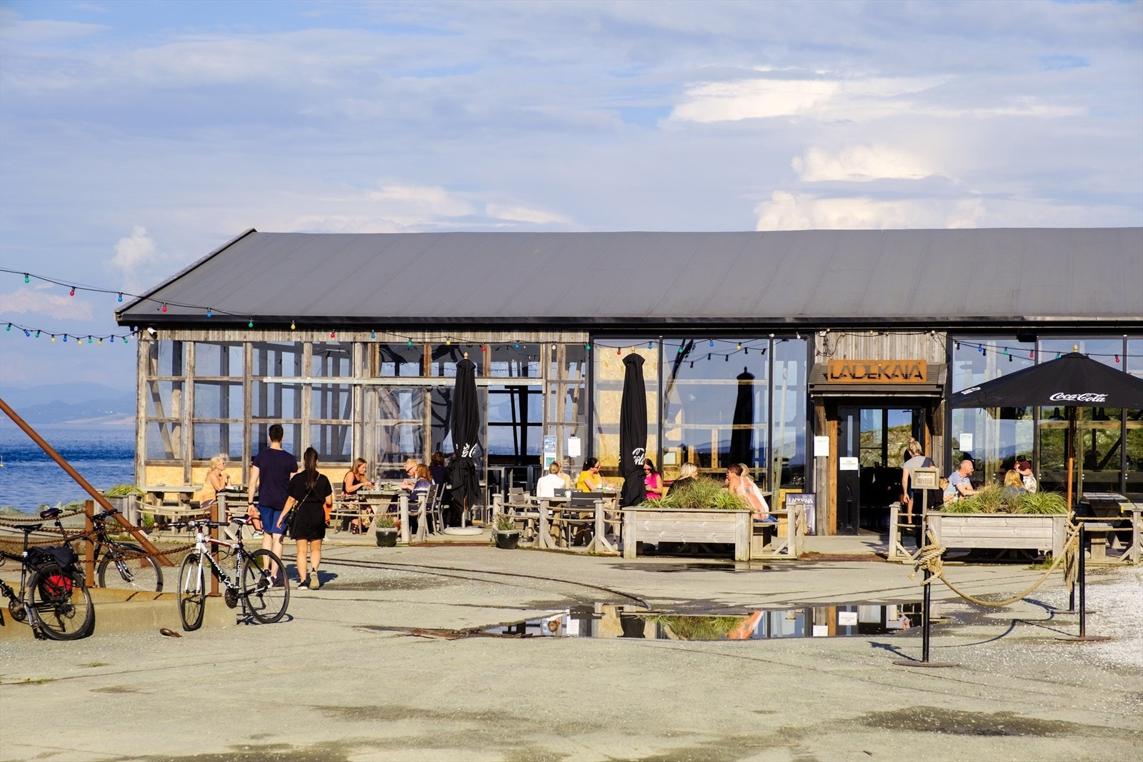 Det er kort avstand til Lade med et bredt shoppingstilbud, fine turområder og nydelige badesteder. Langs Ladestien finner du også blant annet spiseplassen Ladekaia, et populært stoppested på søndagsturen. Galleribilde