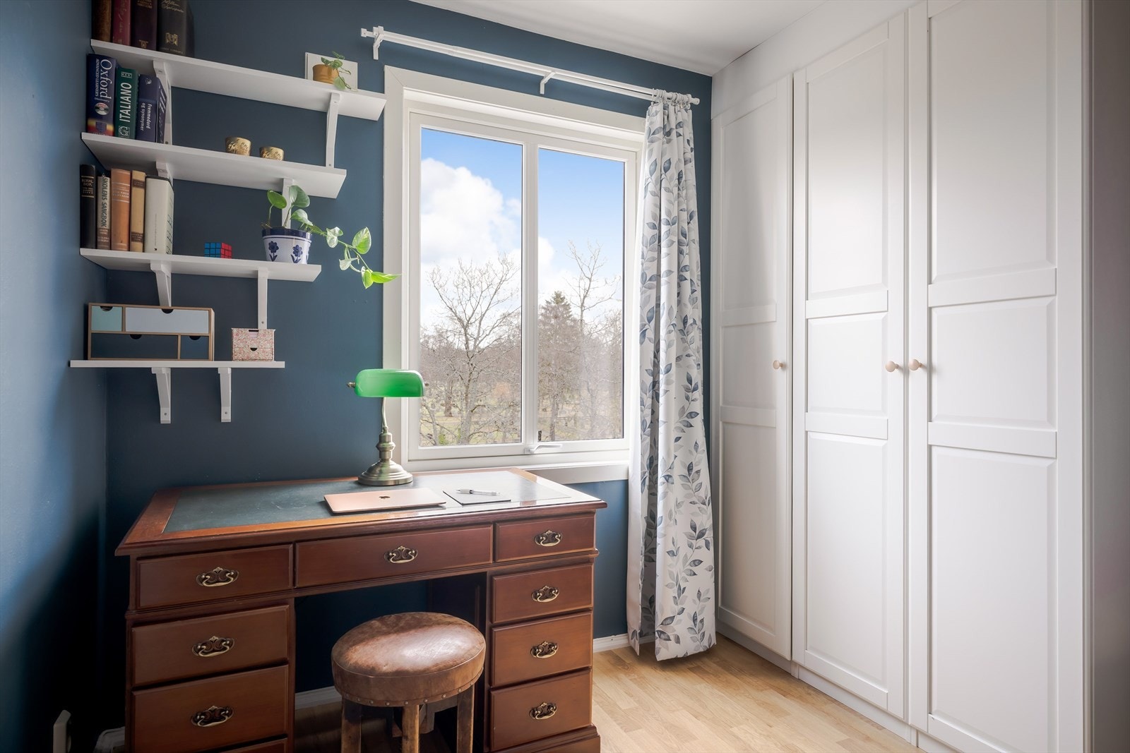 Det er plass til stor seng, kontorpult og garderobe med rikelig lagringsplass. For øvrig er det liten innvendig bod på ca. 0,8 kvm. Galleribilde