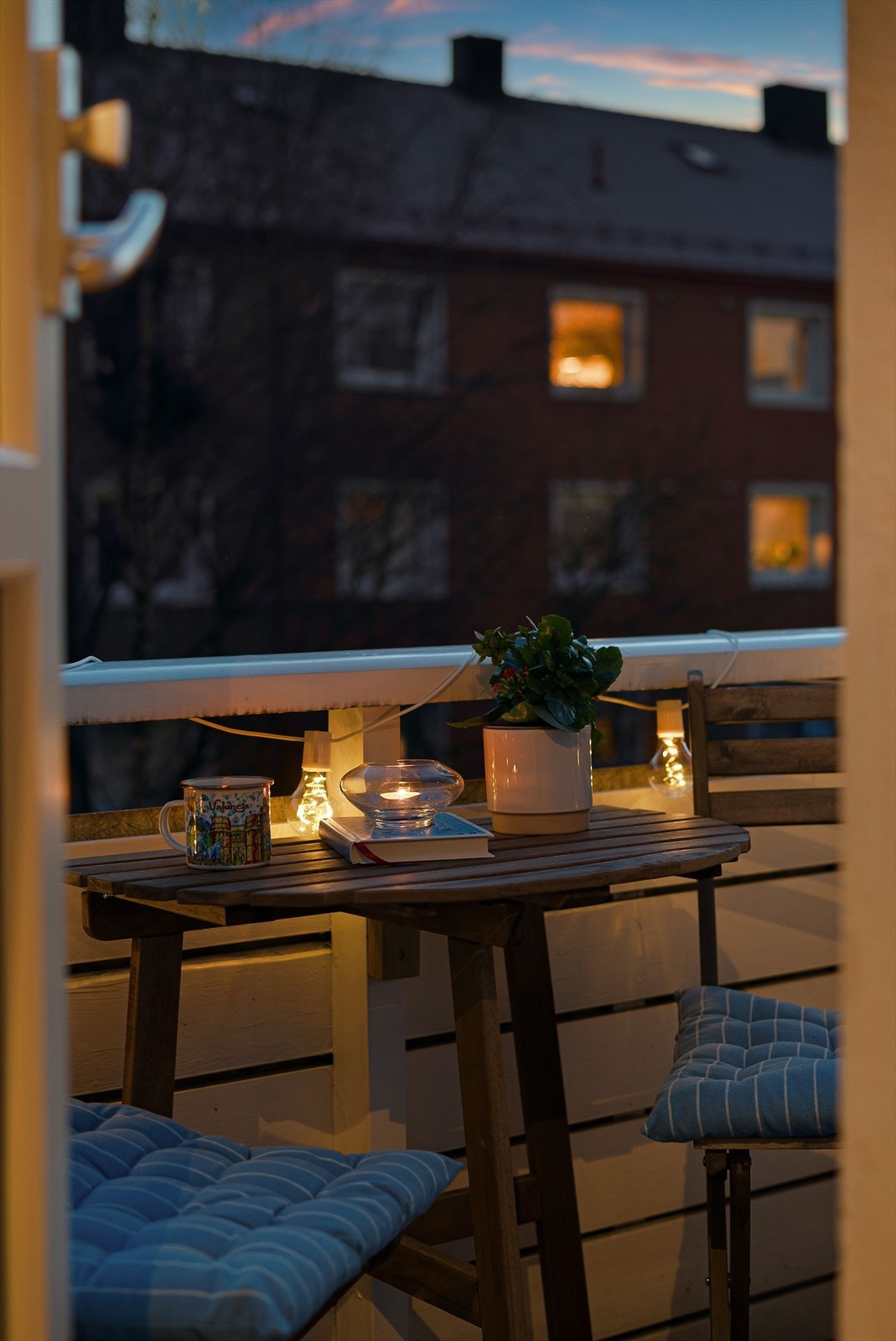 Balkongen har plass til en sittegruppe og fungerer som et fint, privat uterom i rolige omgivelser. Galleribilde