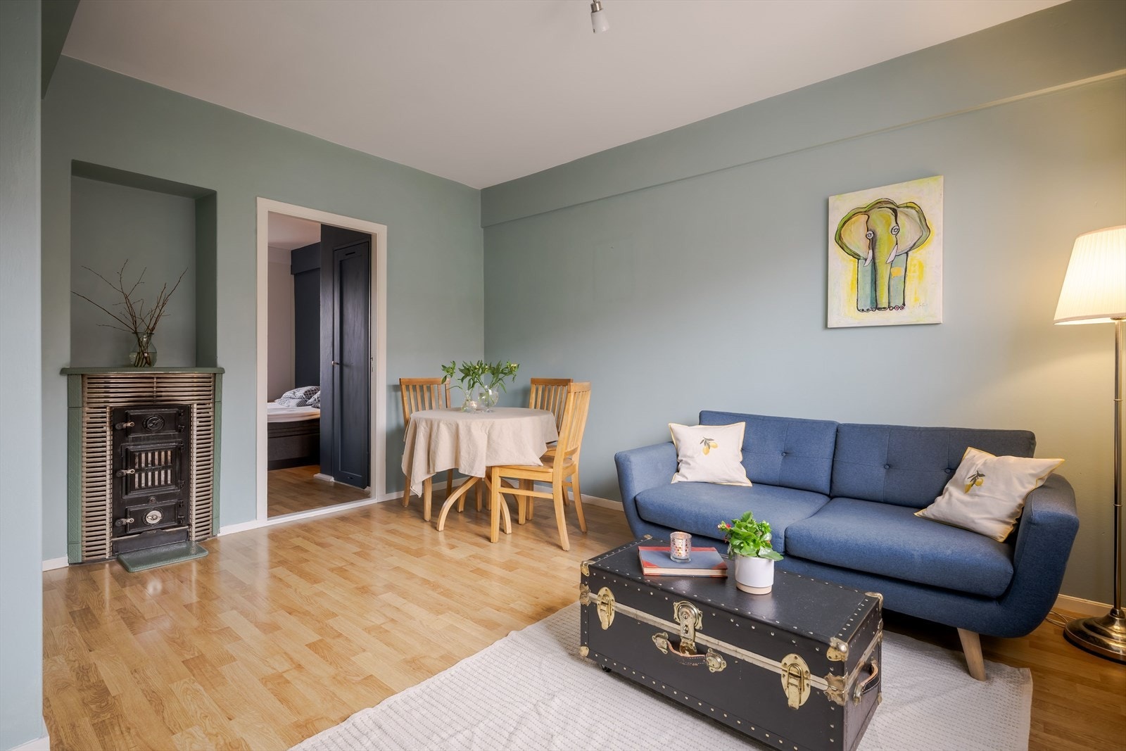 Tilbaketrukket i stuen er det også plass til å innrede med hyggelig spisegruppe eller skrivepult. Galleribilde