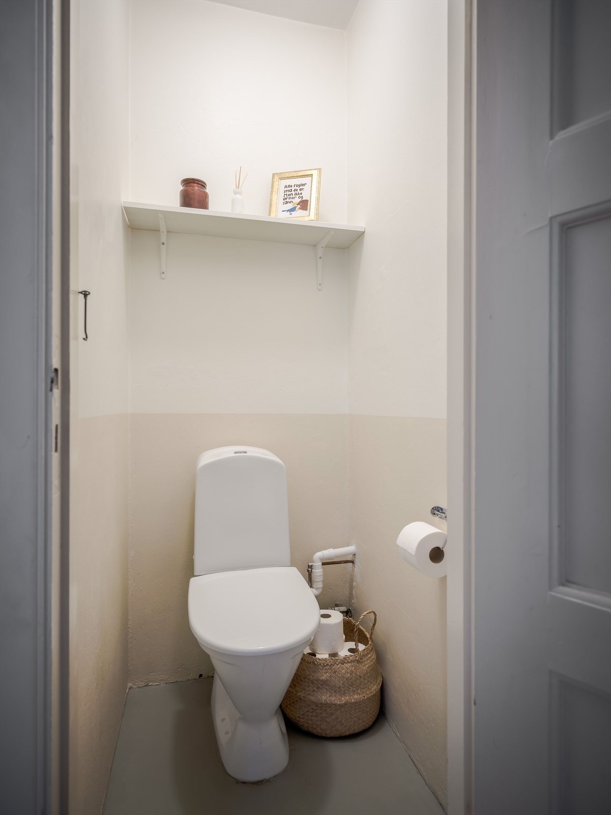 Toalettrommet ligger separat ved siden av, praktisk i en travel hverdag. Galleribilde