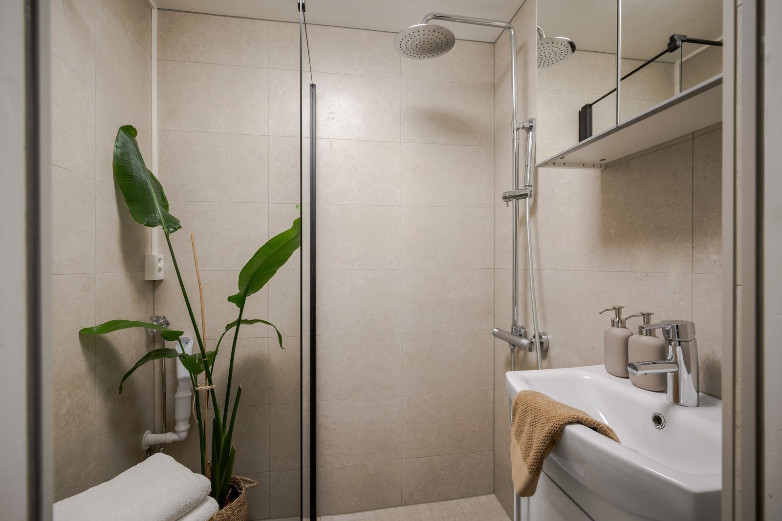 Badet ble oppusset i 2022 av tidligere eier og fremstår moderne og delikat med flislagte overflater. Galleribilde