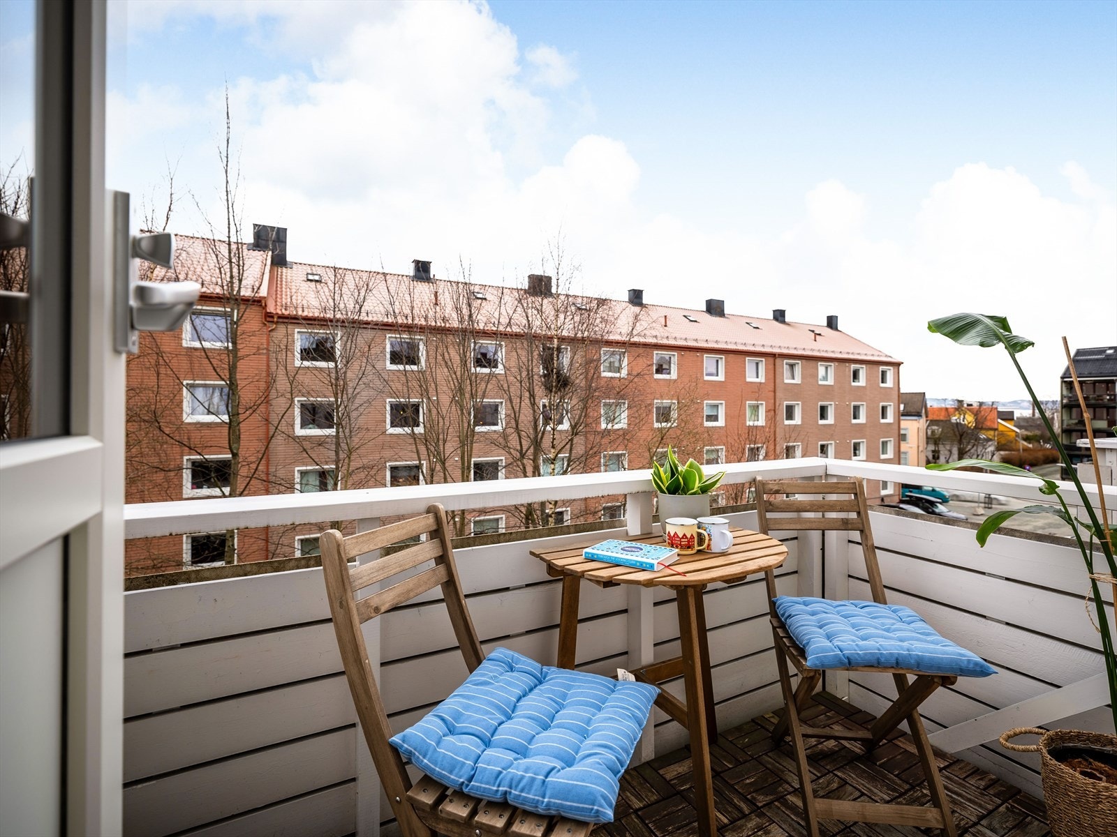 Fra stuen har du direkte utgang til en hyggelig balkong på ca. 2,8 kvm. Galleribilde