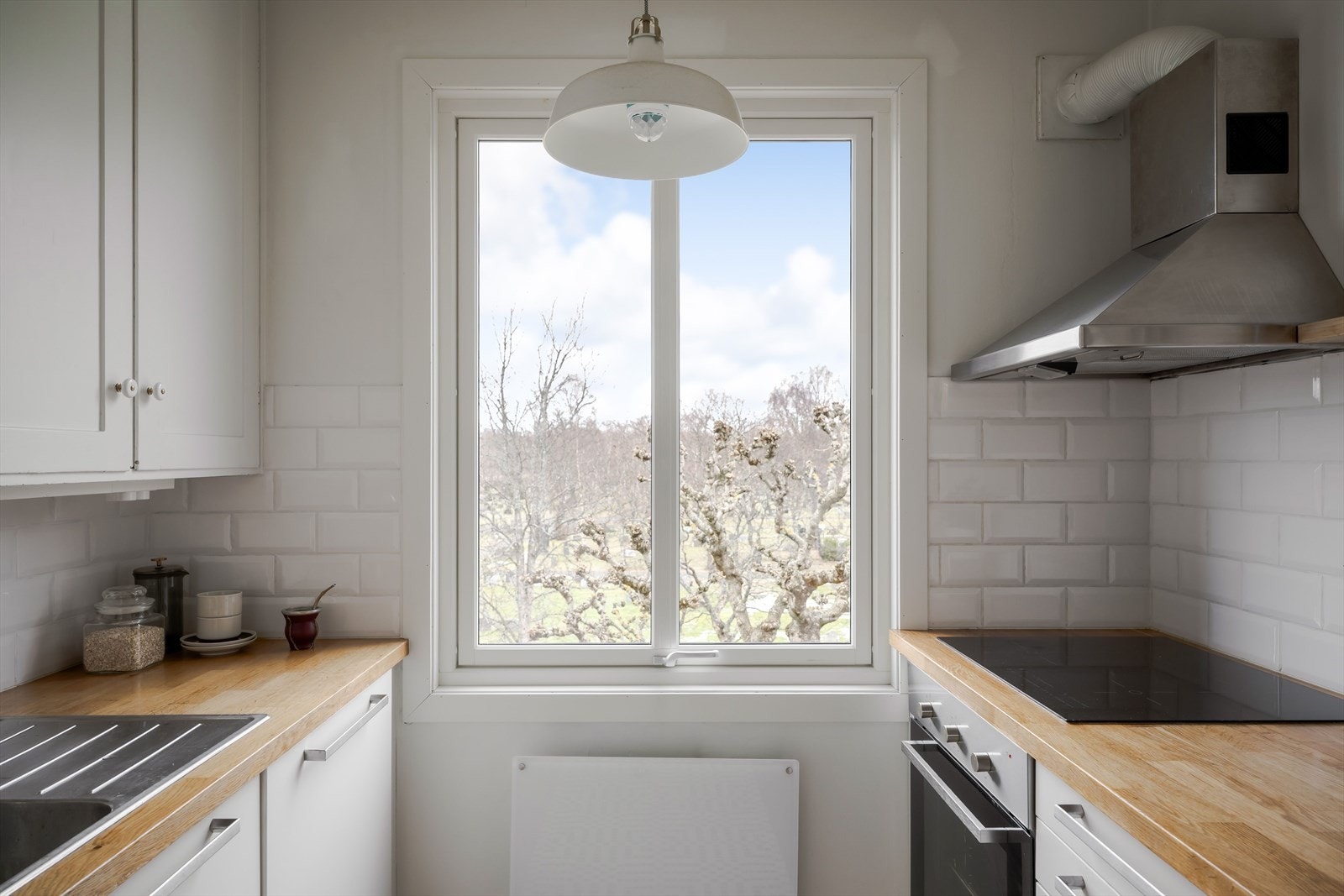 Det er god skap- og benkeplass. Galleribilde