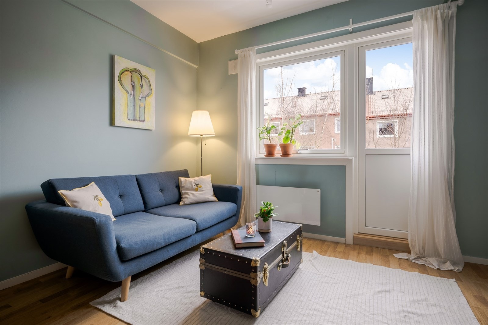 Alle vinduer, samt balkongdør ble skiftet i 2023, noe som bidrar til både økt komfort og energieffektivitet. Galleribilde