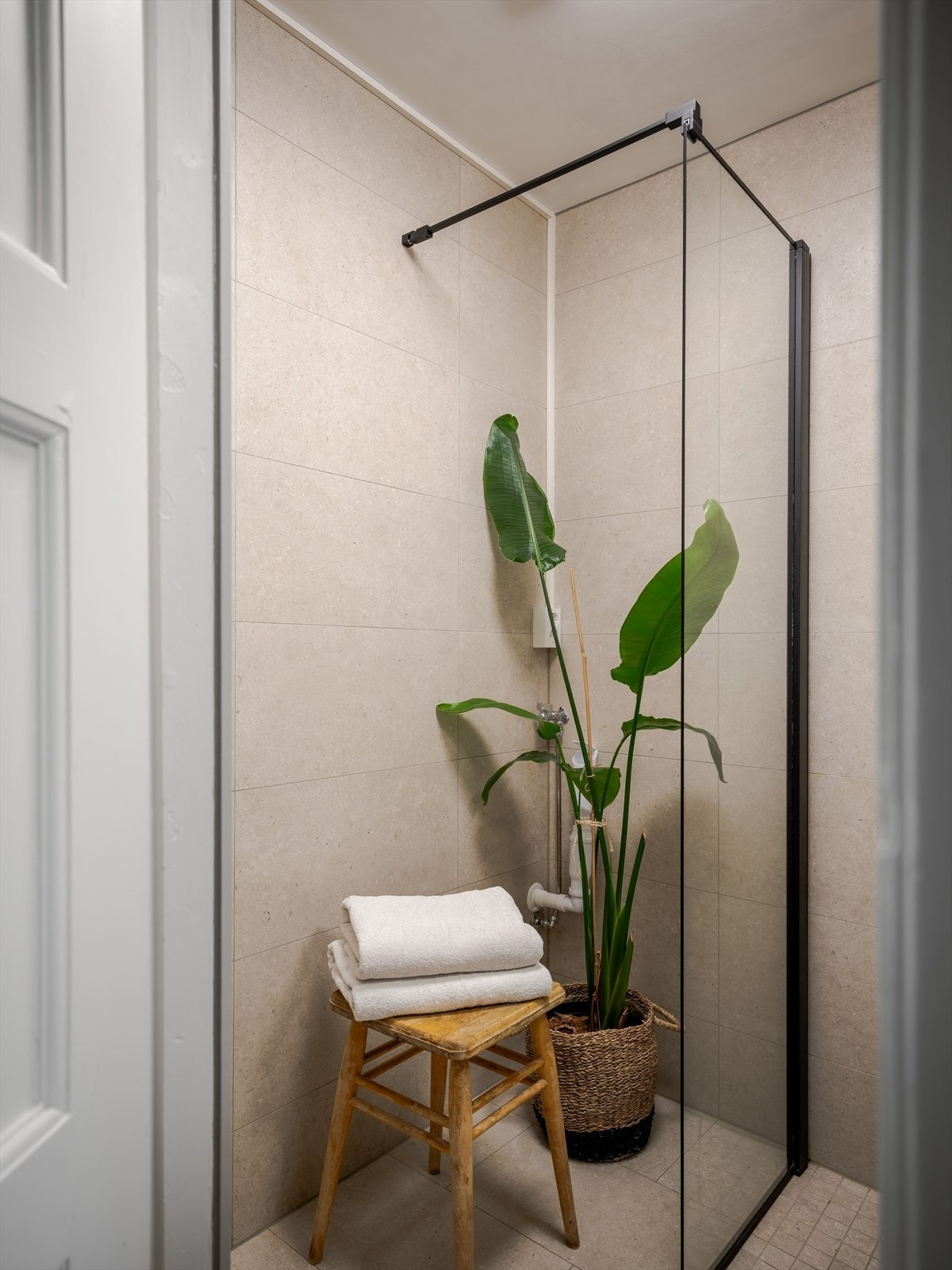 Det er utstyrt med dusjhjørne med tropèdusj, vegghengt servant, speil og opplegg for oppvaskmaskin. Galleribilde