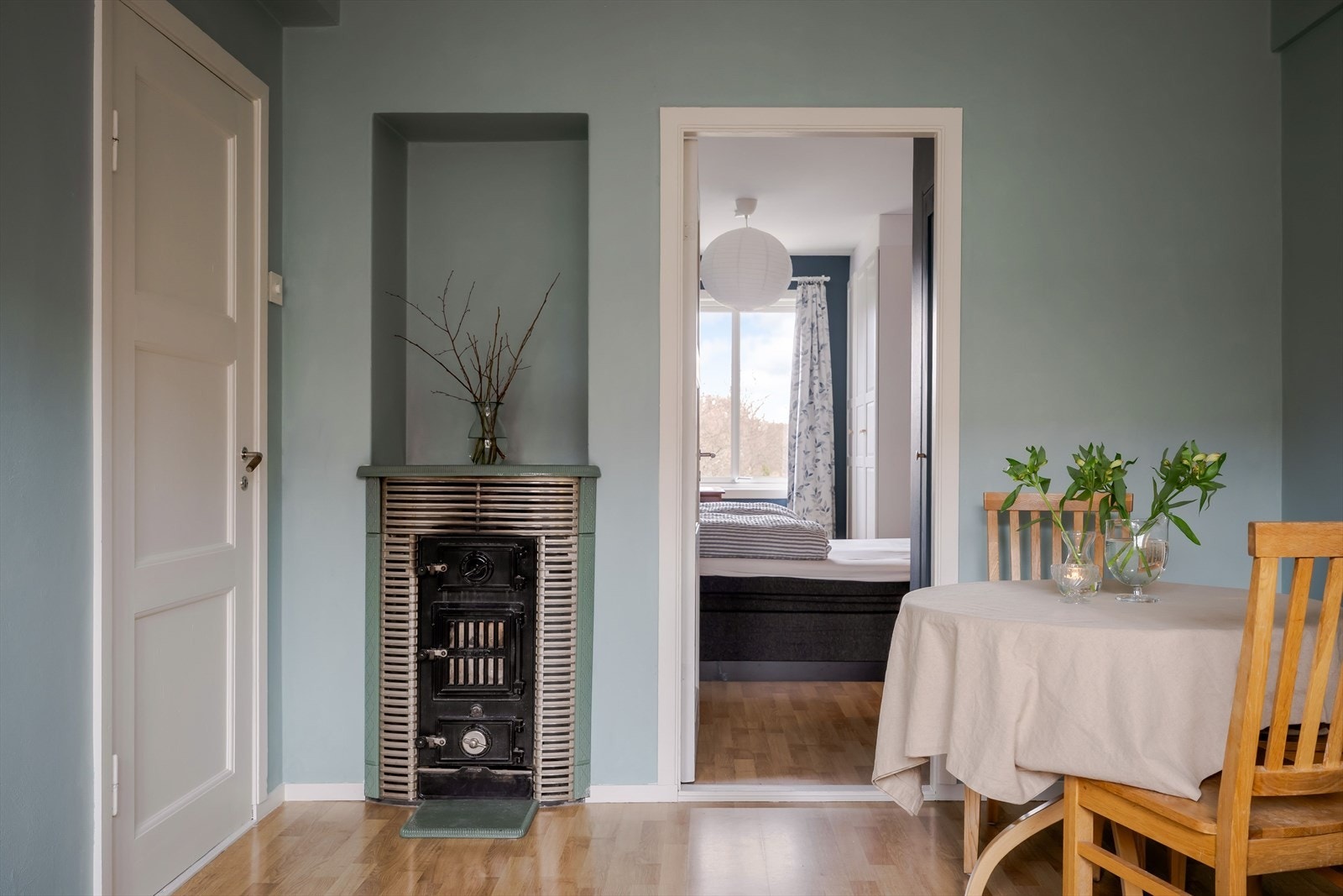 Den klassiske vedovnen gir både varme og en lun atmosfære på kjøligere dager. Galleribilde