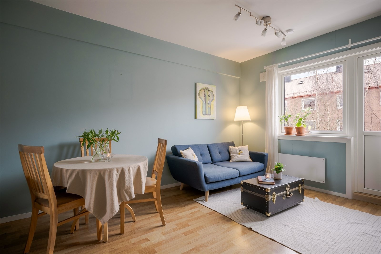 Stuen måler ca. 15,6 kvm og fremstår lys og luftig med gode vindusflater som slipper inn rikelig med naturlig lys. Galleribilde