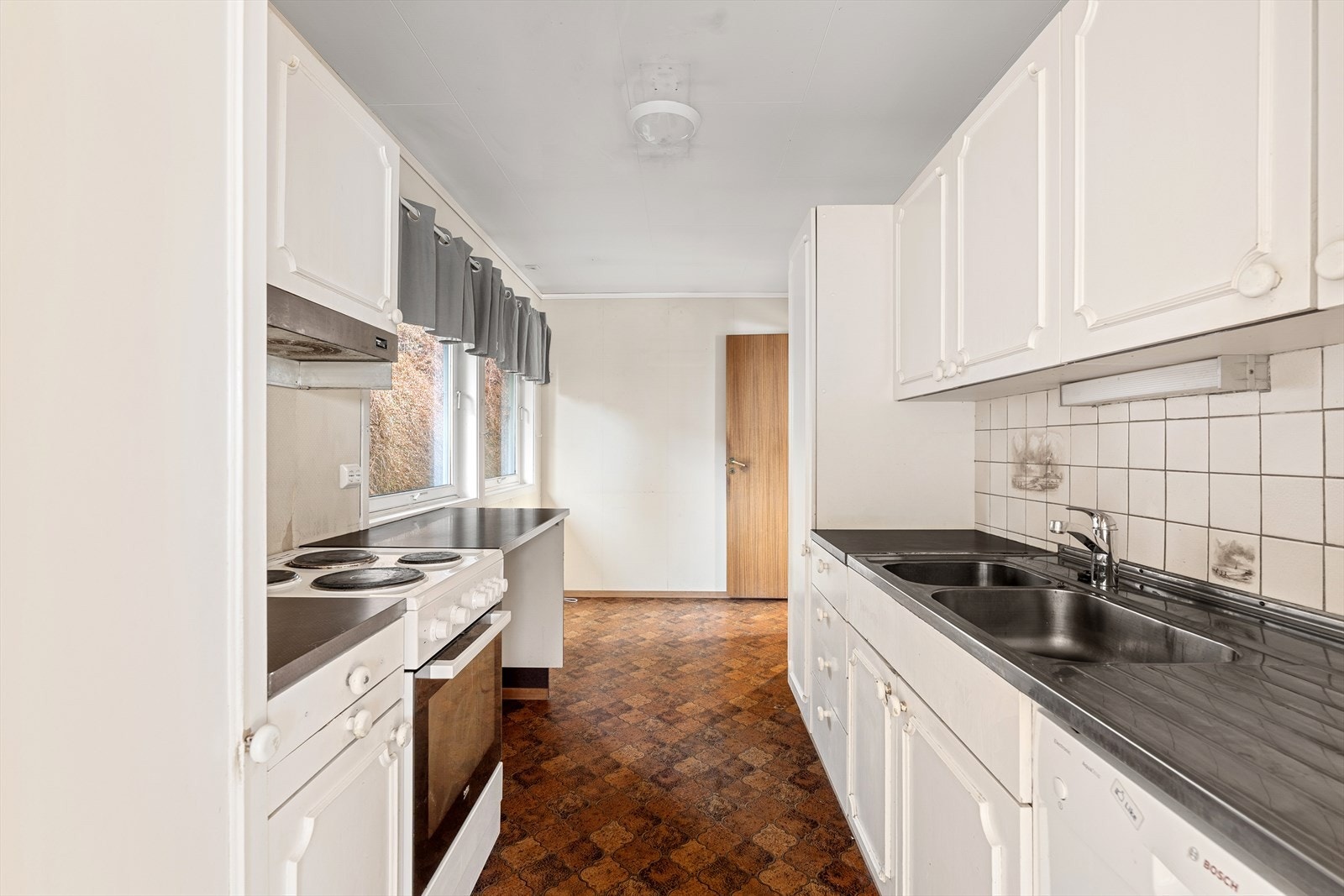 Kjøkken med god skapplass. Galleribilde