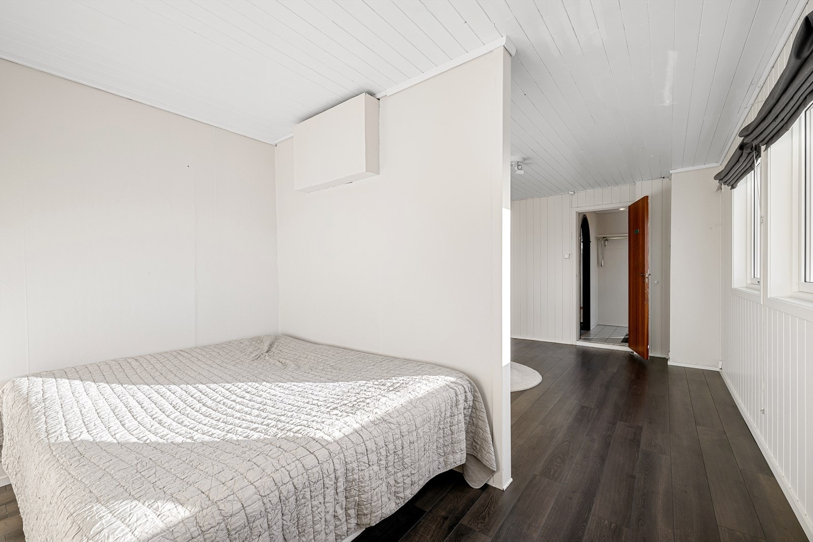 Kjellerstue som er oppmalt og nyere gulv. Galleribilde