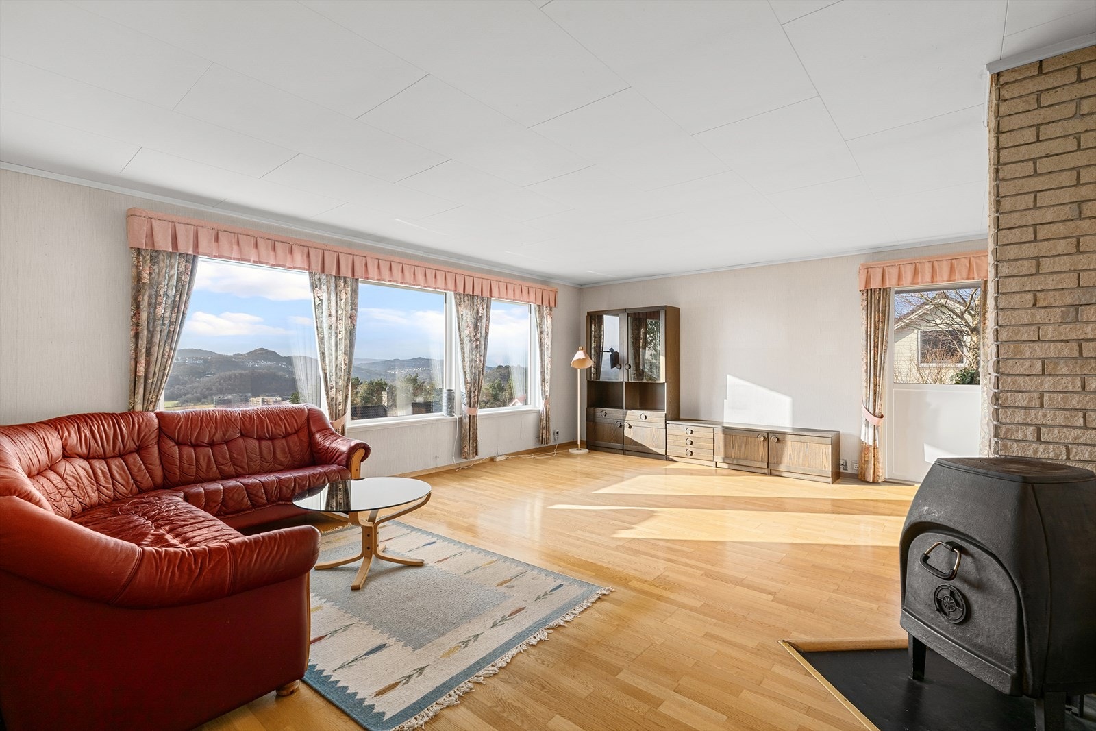 Romslig stue med peis. Galleribilde