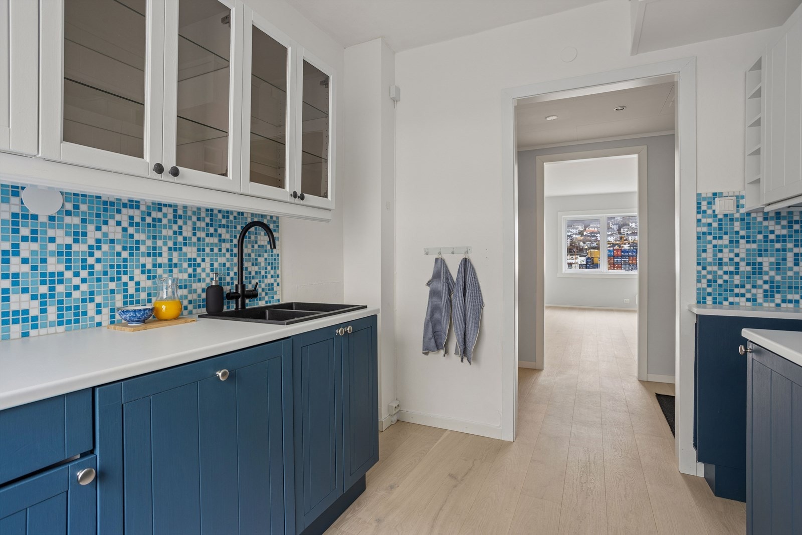 Kjøkkenet er praktisk adskilt fra stuen. Opplegg for oppvaskmaskin fra 2019. Galleribilde