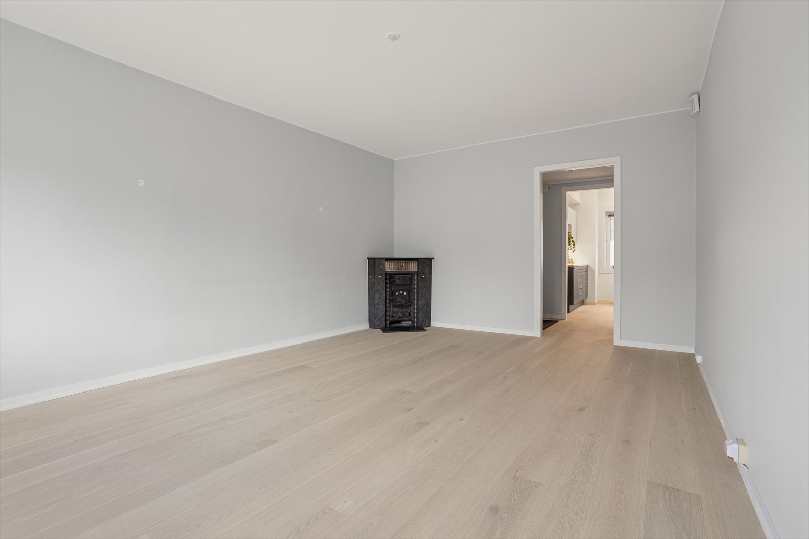 Stuen på 20,8 m² er enkel å møblere og har god plass til både sofagruppe og spisebord. Galleribilde