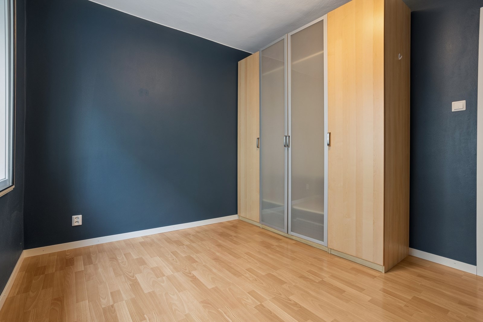 Her er det god plass til seng og garderobeskap. Galleribilde