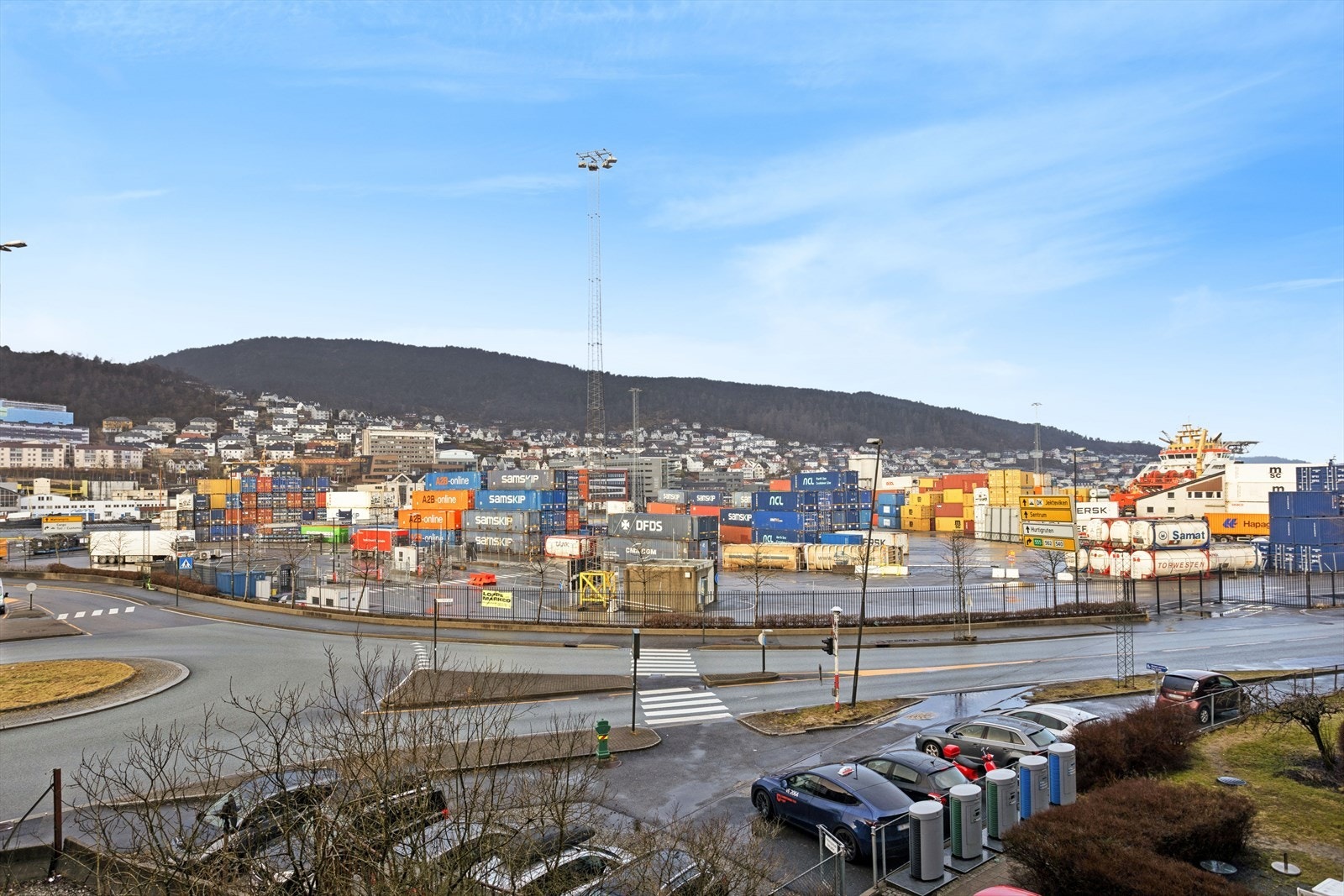 Beliggenheten er sentral med kort gangavstand til blant annet Møhlenpris (3 min) og Studentsenterets idrettshall (5 min). Galleribilde