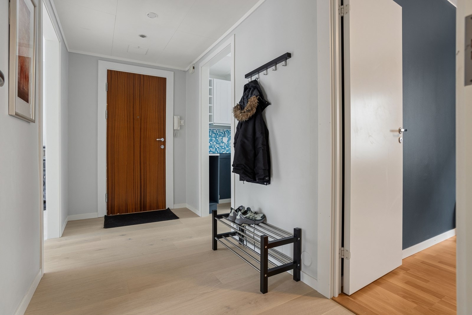 Fra entréen er det en naturlig flyt videre inn mot stuen og soverommene. Galleribilde